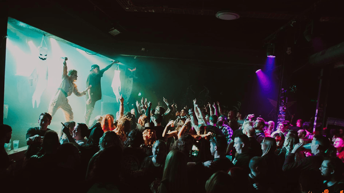 3/7 PANIC AT THE EMO | DEBASER KLUBBEN