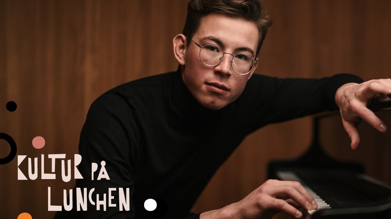 UNG PIANIST SPELAR FOLKMUSIK OCH SAGA